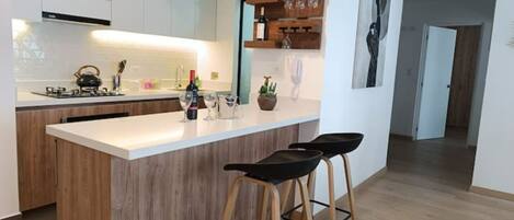 Frigorífico, microondas, horno y placa de cocina