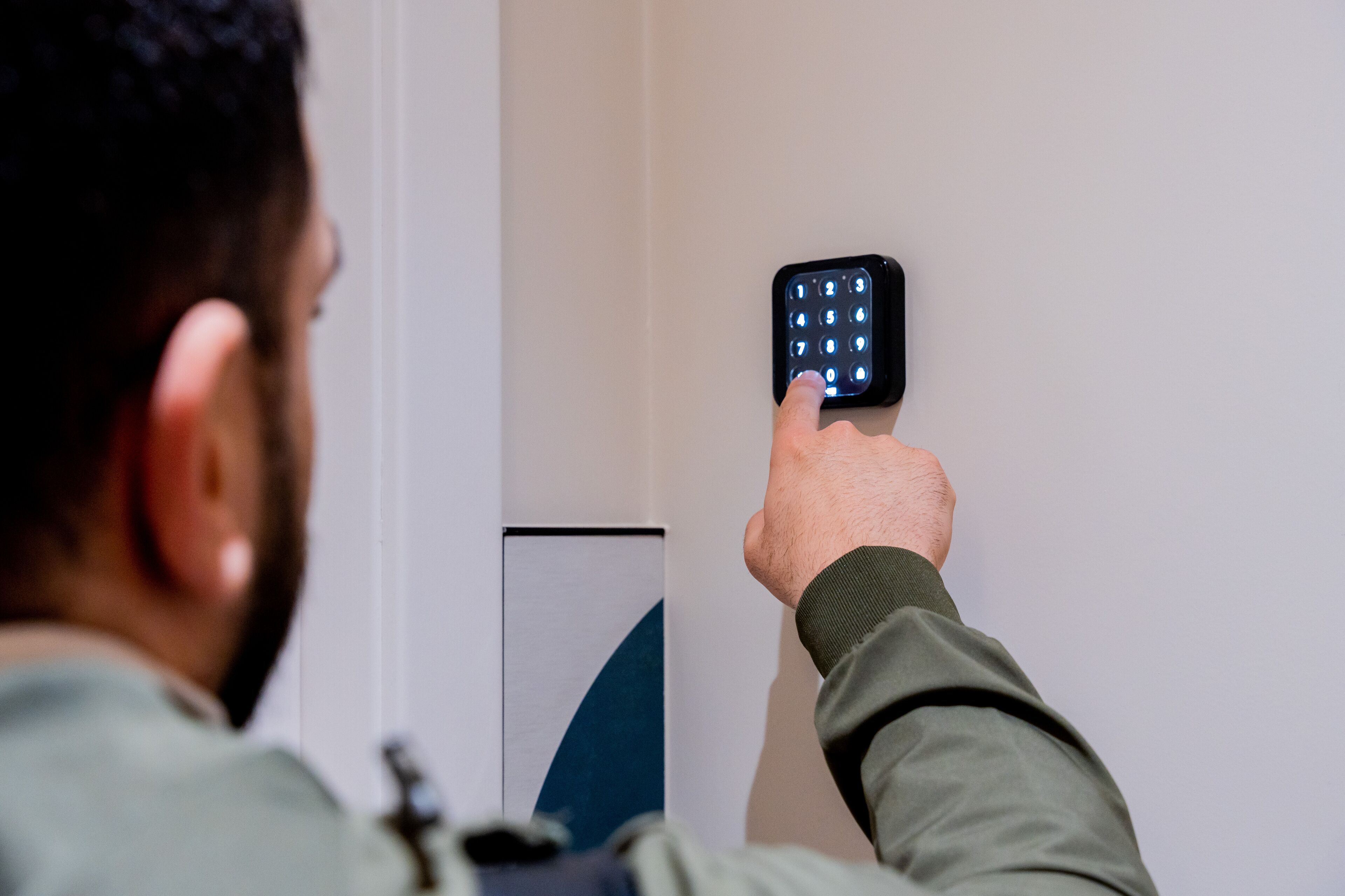 Una persona usando un teclado electrónico en una puerta.