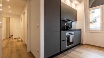 Frigorifero, microonde, piano cottura, lavastoviglie