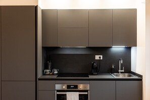 Geladeira, micro-ondas, cooktop, lava-louças