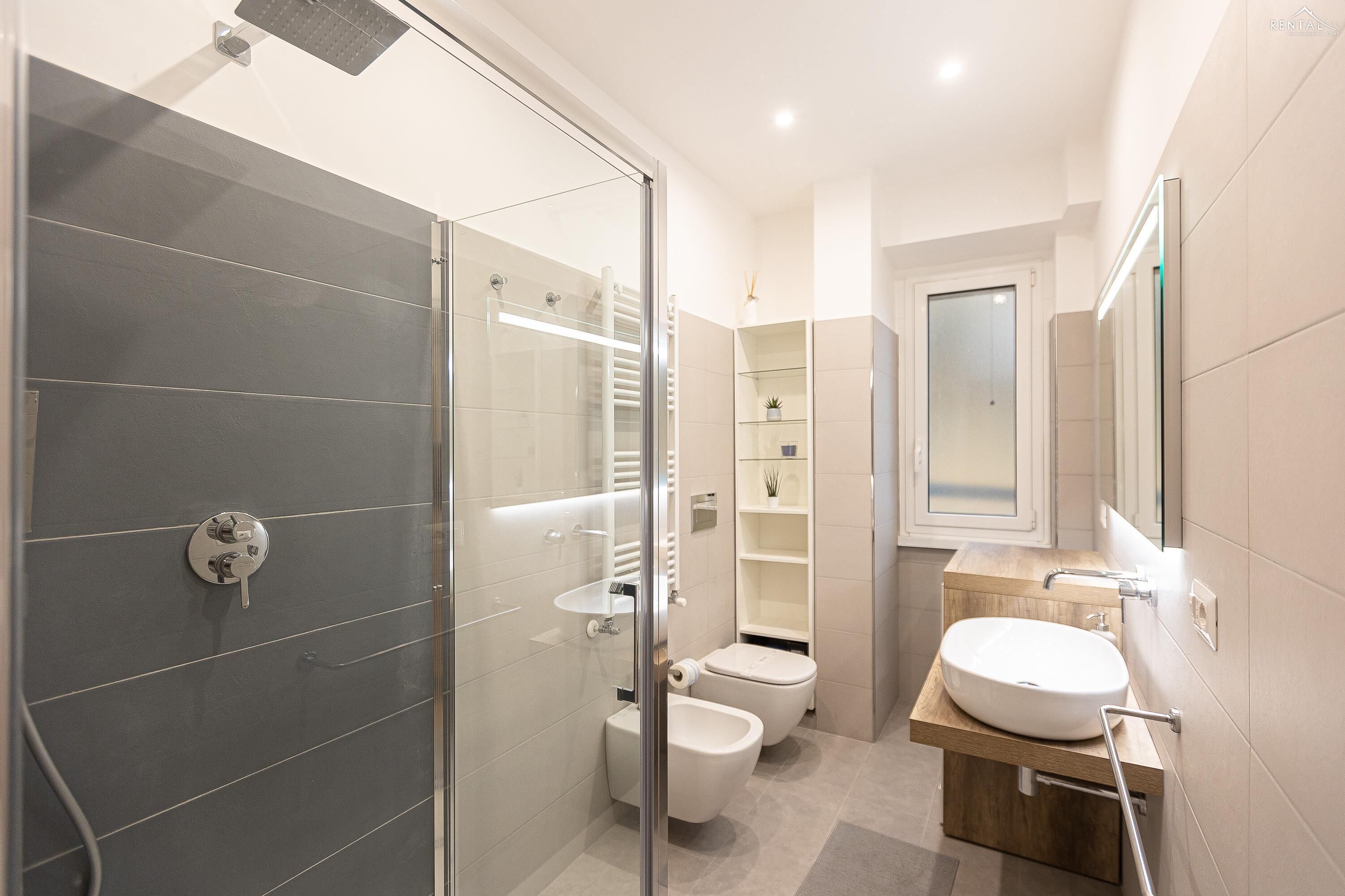 Douche, sèche-cheveux, bidet, serviettes fournies