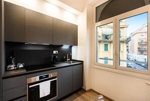 Fridge, microwave, stovetop, dishwasher