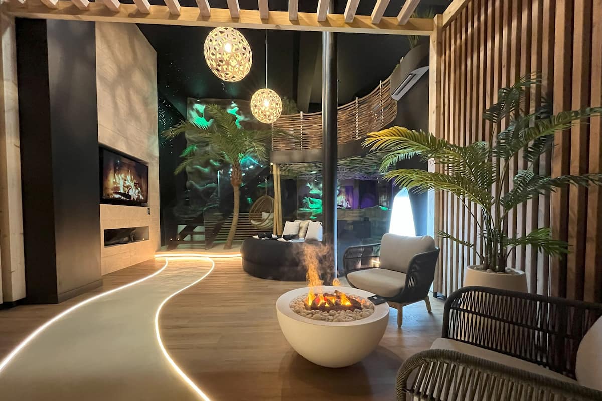 Luxury Suite | Living room | 160-cm flat-screen TV with cable channels, TV, fireplace