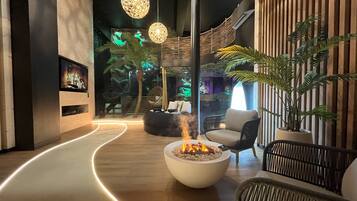 Luxury Suite | Living room | 160-cm flat-screen TV with cable channels, TV, fireplace