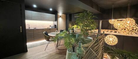 Frigobar, microondas, placa de cocina, cafetera expreso