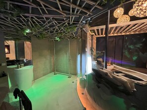 Suite Luxury | Bagno | Doccia, soffione a pioggia, set di cortesia gratuito, asciugacapelli