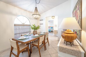 Dining - 4 BEDROOM/ 3 BATH WITH PRIVATE POOL, CLOSE TO DISNEY/ FOUR CORNERS/ KISSIMMEE (Kissimmee)