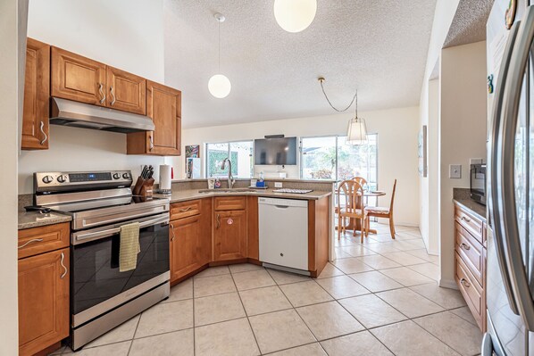 Fridge, microwave, oven, dishwasher - 4 BEDROOM/ 3 BATH WITH PRIVATE POOL, CLOSE TO DISNEY/ FOUR CORNERS/ KISSIMMEE (Kissimmee)