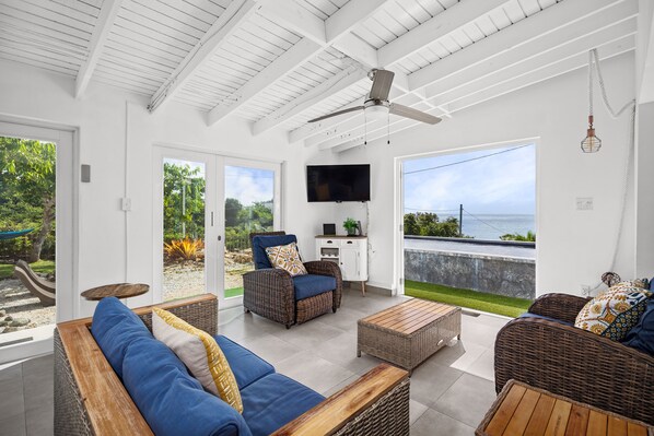 Smart TV - LaMcArena Beachfront Retreat (yabucoa)