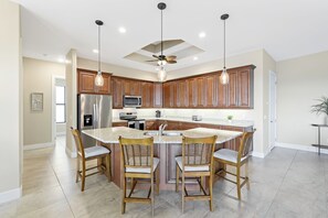 ثلاجة، ميكروويف، فرن، موقد طهي مسطح