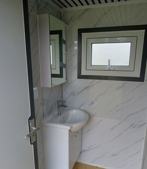 Shower, hair dryer, towels, soap - Tranquil Studio Cottage with Heated Pool and Fishing Access (Elloree)