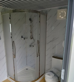 Dusch, hårtork, handdukar och tvål