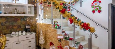 41-inch Smart TV with satellite channels, TV, Netflix