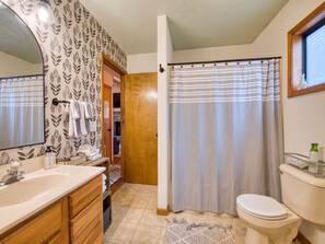 Serviettes fournies, savon, shampoing, papier toilette