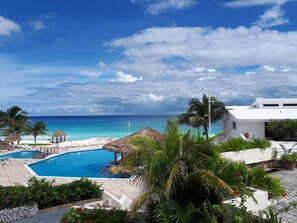 Outdoor pool, pool umbrellas, pool loungers - BRISAS CONDO HOTELS (Cancun)