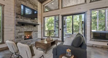 Private & Peaceful Cabin in the woods with Hot Tub & Shuffleboard! Hochatown!