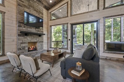 Private & Peaceful Cabin in the woods with Hot Tub & Shuffleboard! Hochatown!