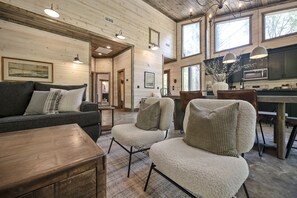 TV - Private & Peaceful Cabin in the woods with Hot Tub & Shuffleboard! Hochatown! (Broken Bow)