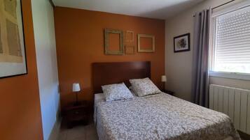 3 bedrooms, iron/ironing board, free WiFi, bed sheets