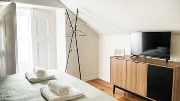 King Room 5 | Hypo-allergenic bedding, individually decorated, individually furnished