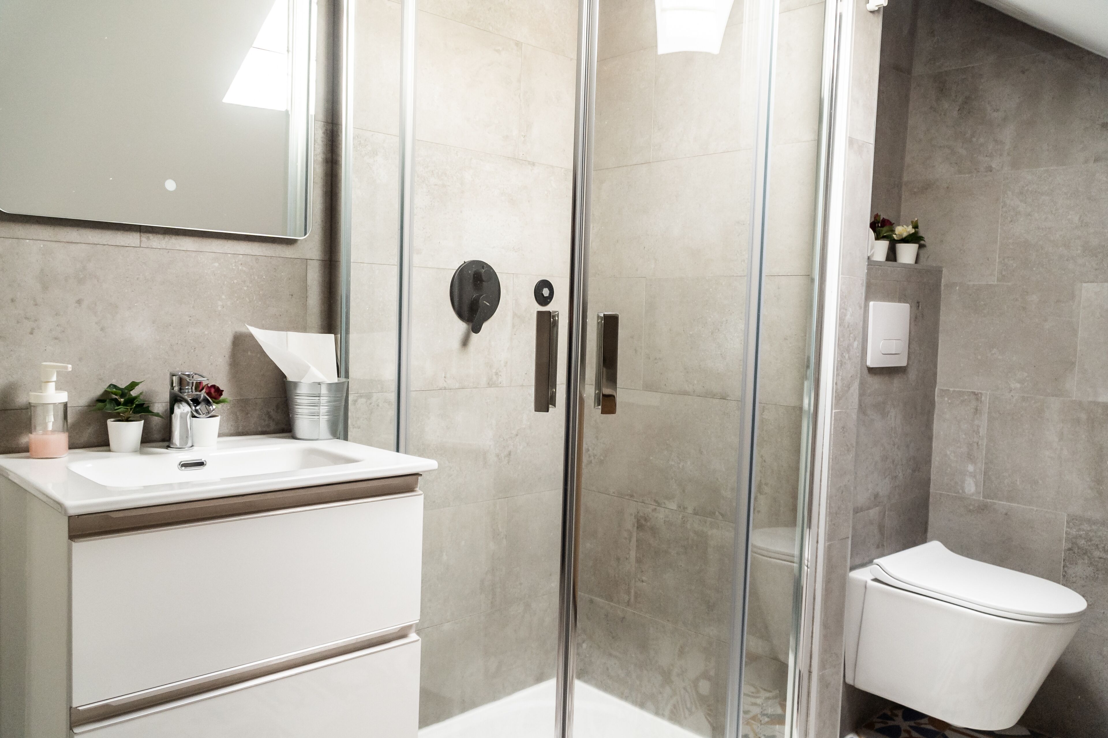 Shower, rainfall showerhead, free toiletries, hair dryer