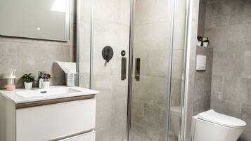 Shower, rainfall showerhead, free toiletries, hair dryer