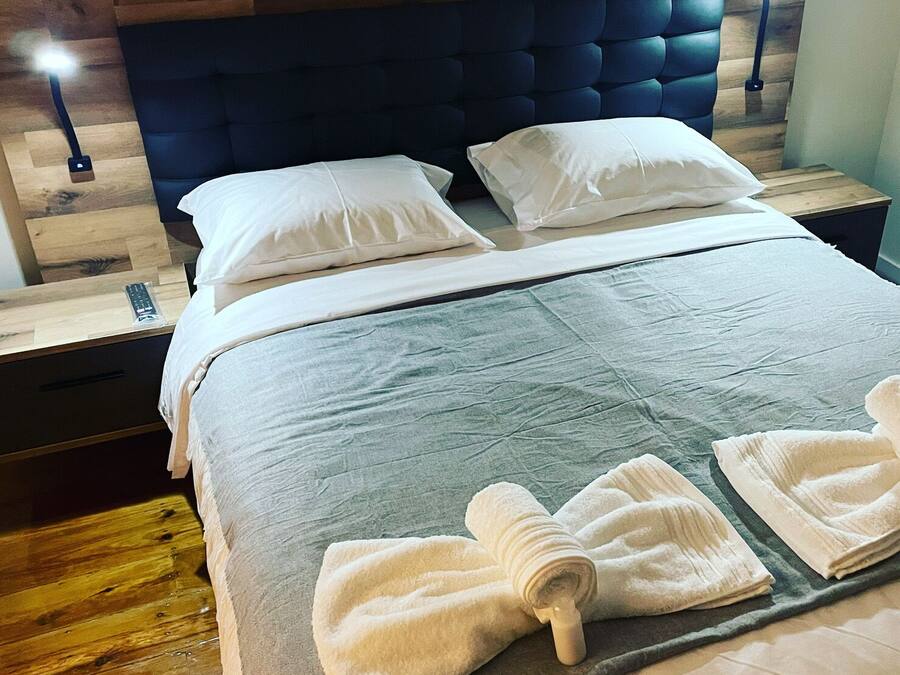 King Room 6 | Seprai antialergi, meja kerja, dan ruang kerja ramah laptop