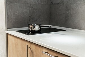 Frigorífico grande, microondas, placa de cocina y hervidor eléctrico