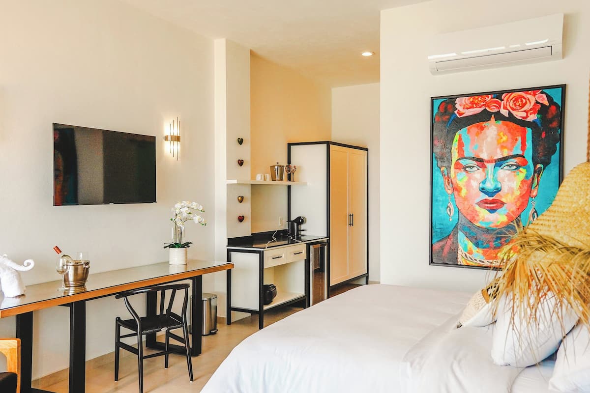 Minibar, meja kerja, Wi-Fi gratis, dan seprai linen