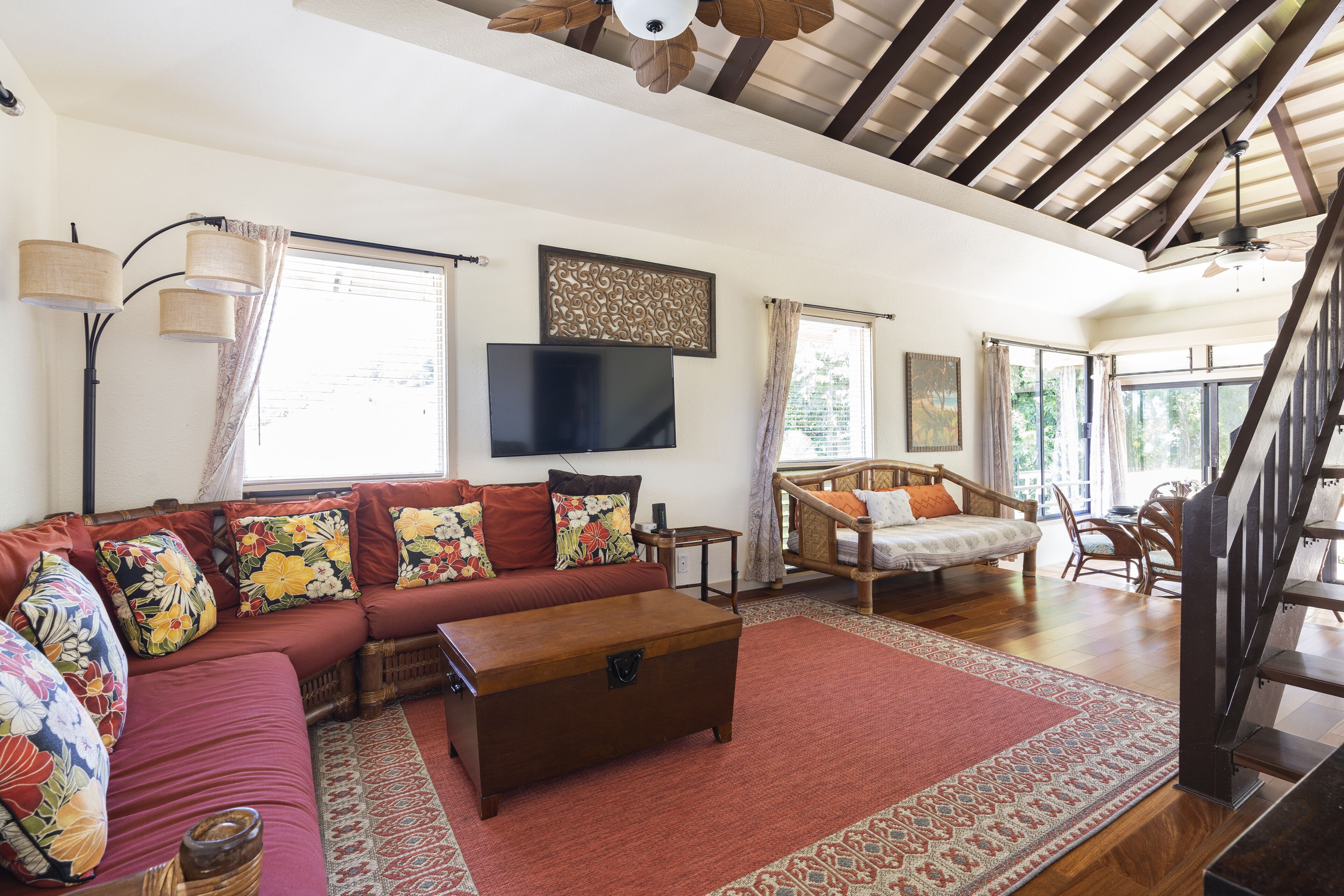 Bright top floor apartment with loft bedroom, garden and mountain views, pool