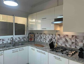 Réfrigérateur, plaque de cuisson, lave-vaisselle, cafetière/bouilloire