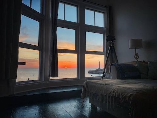 Fantastic 3 Bed Beachfront Flat with Seaview