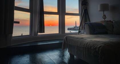 Fantastic 3 Bed Beachfront Flat with Seaview