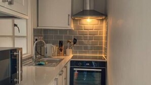 Cafetera o tetera, frigorífico, microondas y horno