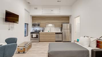 Tabla de planchar con plancha, wifi y ropa de cama
