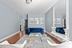 TV - Lincoln Park/depaul 8 Bed 1 Parking Spot by AllSet Turnover (Chicago)