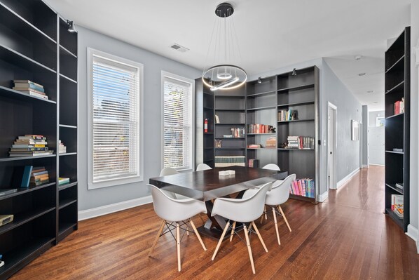 Dining - Lincoln Park/depaul 8 Bed 1 Parking Spot by AllSet Turnover (Chicago)