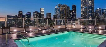 Modern 1BR/1BA Loft in DTLA w Rooftop pool, jacuzzi, and Cabanas - Free Parking!