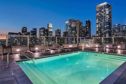 Modern 1BR/1BA Loft in DTLA w Rooftop pool, jacuzzi, and Cabanas - Free Parking!