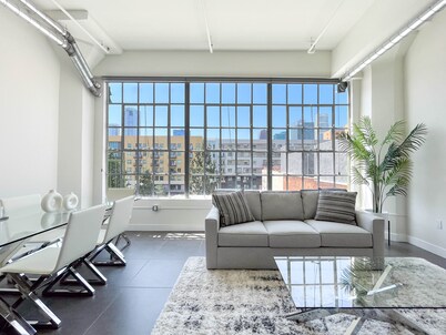 Modern 1BR/1BA Loft in DTLA w Rooftop pool, jacuzzi, and Cabanas - Free Parking!
