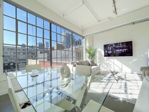 Interior - Modern 1BR/1BA Loft in DTLA w Rooftop pool, jacuzzi, and Cabanas - Free Parking! (Los Angeles)