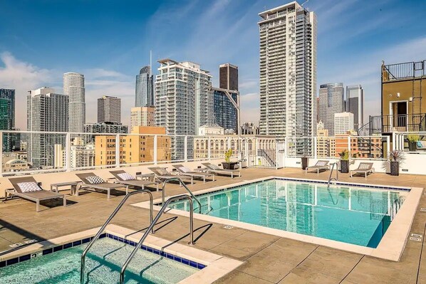 Outdoor pool - Modern 1BR/1BA Loft in DTLA w Rooftop pool, jacuzzi, and Cabanas - Free Parking! (Los Angeles)