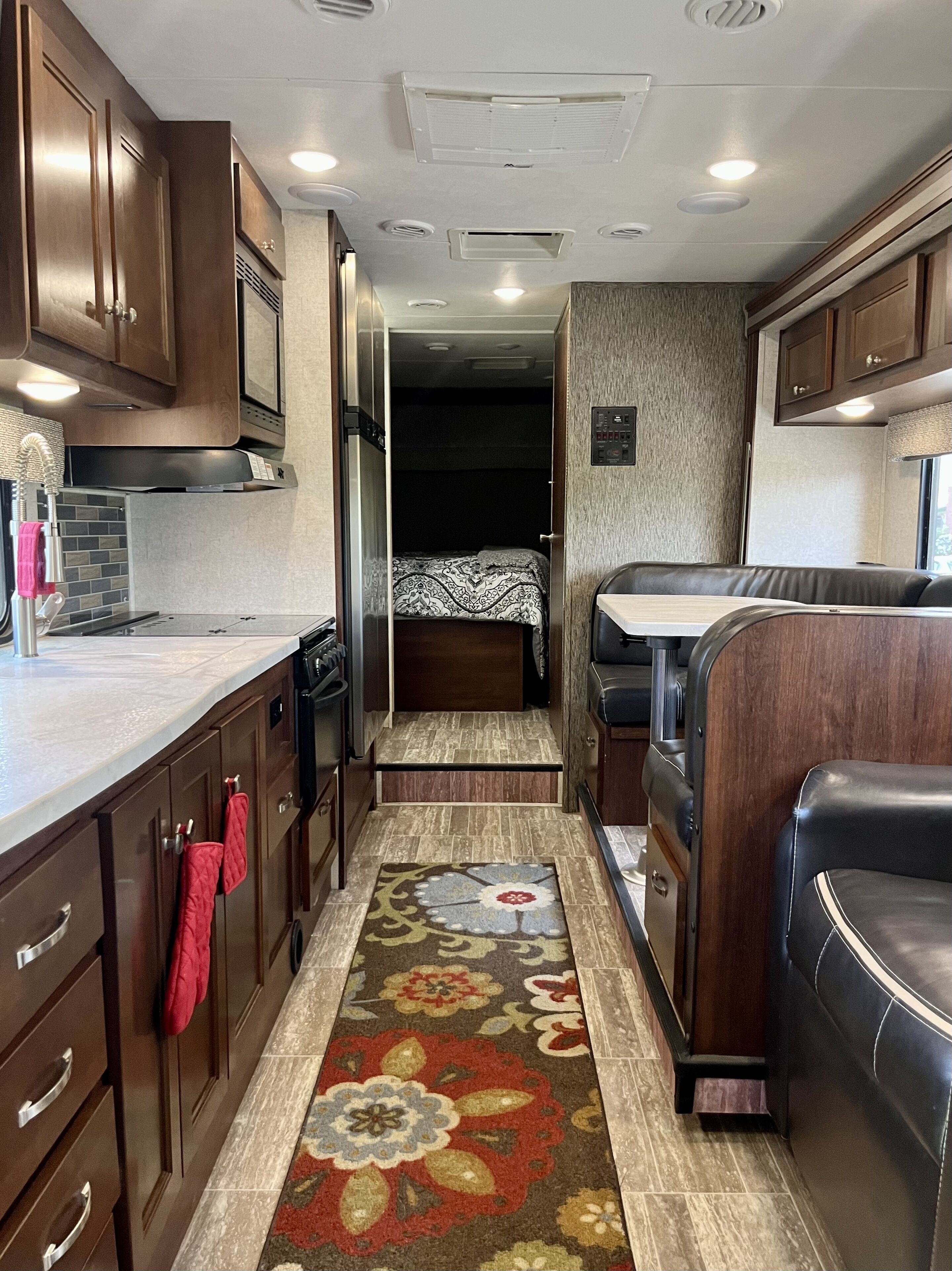 Enjoy a Taste of Ultimate Freedom in this Clean, Comfy, Cozy 31’ RV! 