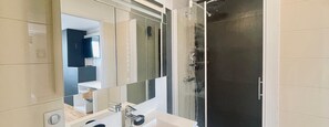 Dusche, Haartrockner, Handtücher, Seife