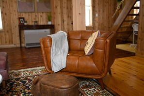 Smart TV, books, stereo, computer monitors - Historic Schoolhouse Minutes From Jay Peak (Westfield)