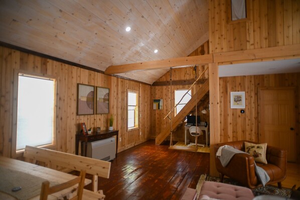Smart TV, books, stereo, computer monitors - Historic Schoolhouse Minutes From Jay Peak (Westfield)