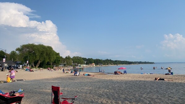 Beach nearby, sun loungers - green land and has beautiful trees surrounding the land. (Penetanguishene)