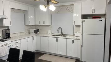 冷蔵庫、電子レンジ、オーブン、コンロ