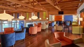 2 bars/lounges