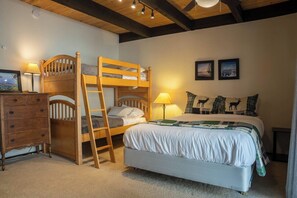 4 chambres, fer et planche à repasser, lit de bébé portatif